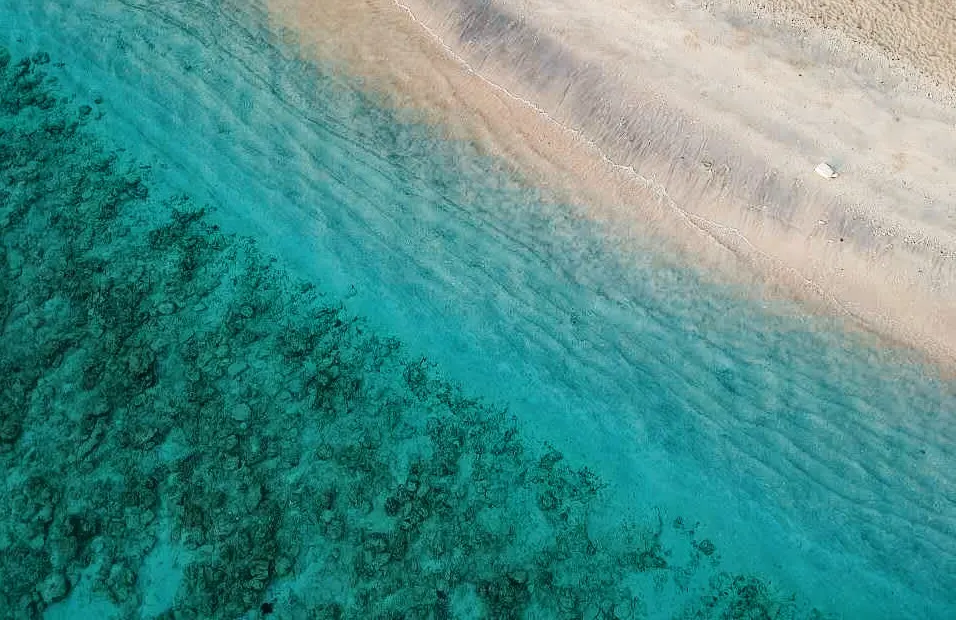 Sandy beach and turquoise water on Gili Trawangan, Lombok