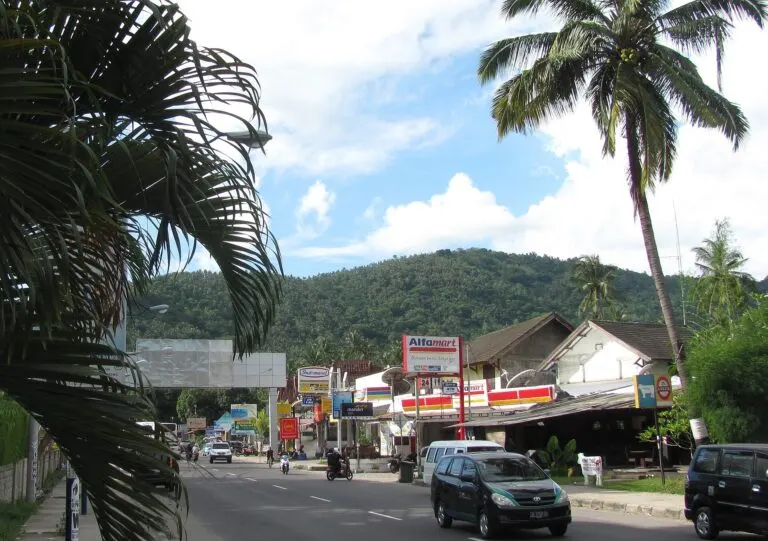 Nearby Senggigi area for Malimbu Hill visits